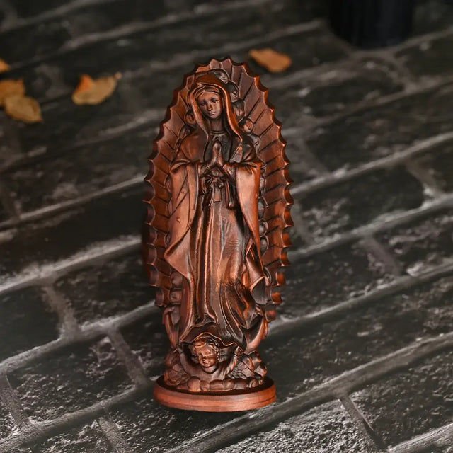 Escultura Nossa Senhora de Guadalupe em Madeira Maciça em detalhes