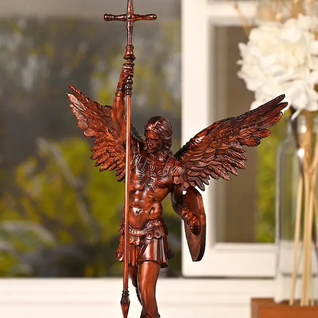 Escultura São Miguel Arcanjo em Madeira Maciça com detalhes da madeira