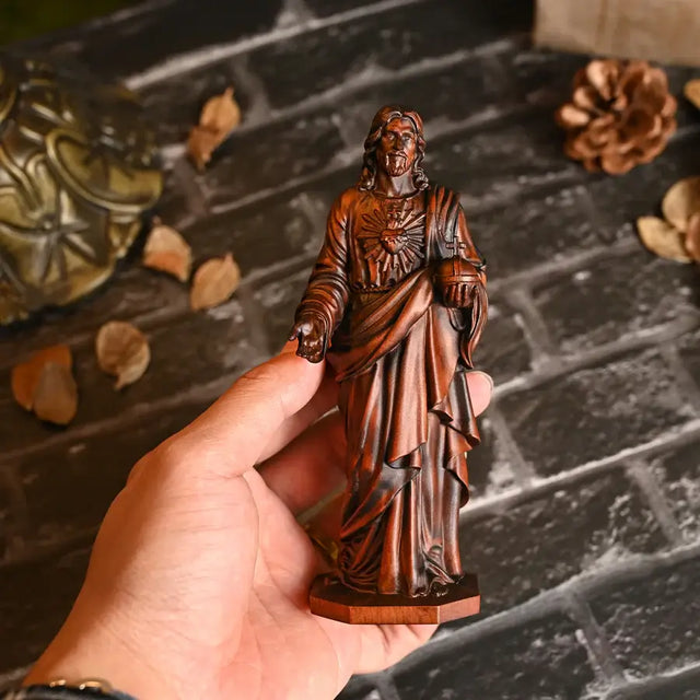 Escultura Sagrado Coração de Jesus em Madeira Maciça em detalhes