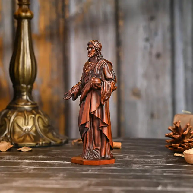 Escultura Sagrado Coração de Jesus em Madeira Maciça com destaque para o acabamento