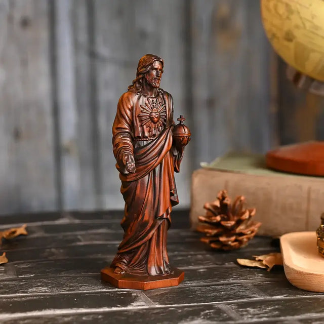 Escultura Sagrado Coração de Jesus em Madeira Maciça com detalhes do relevo