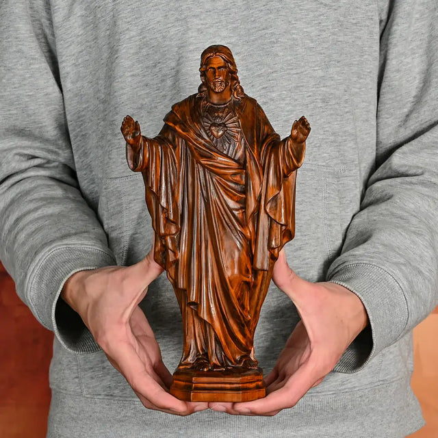 Escultura Sagrado Coração de Jesus Mãos Abertas em Madeira em detalhes
