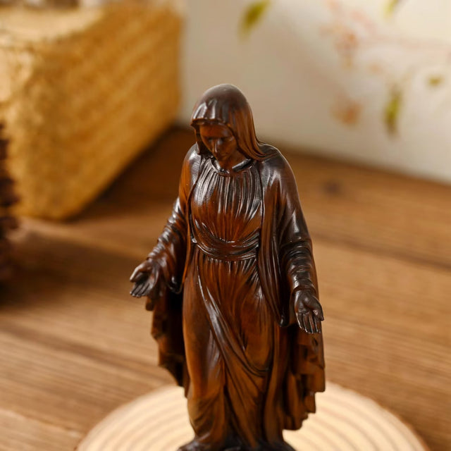 Escultura Nossa Senhora em Madeira Maciça com destaque para o acabamento