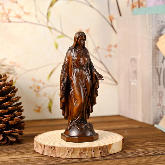 Escultura Nossa Senhora em Madeira Maciça com detalhes do relevo
