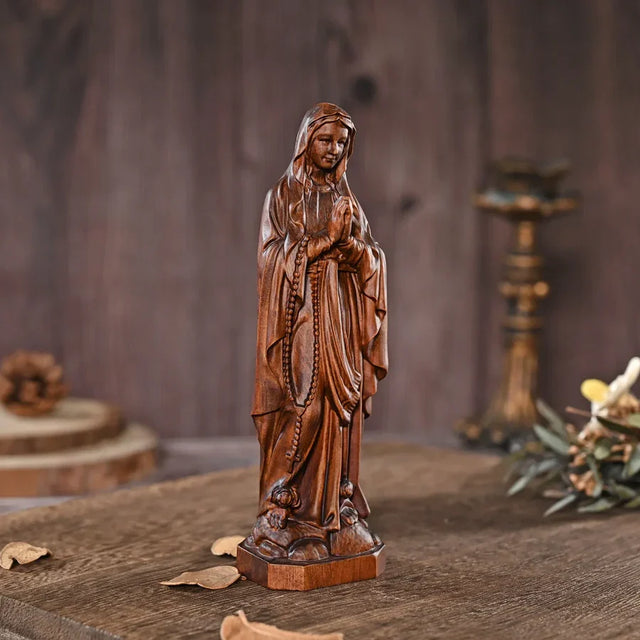 Escultura Nossa Senhora de Lourdes em Madeira Maciça em detalhes