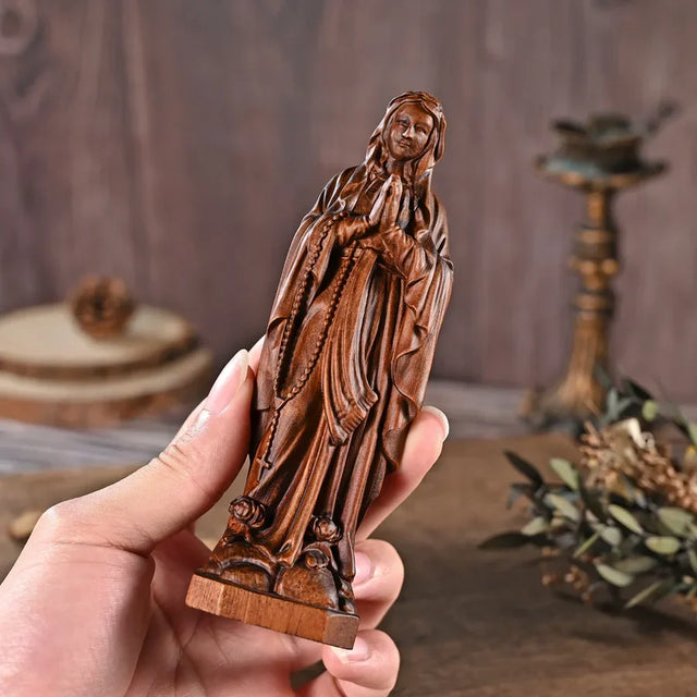 Escultura Nossa Senhora de Lourdes em Madeira Maciça com vista aproximada