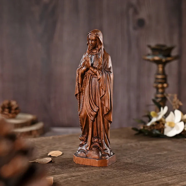 Escultura Nossa Senhora de Lourdes em Madeira Maciça com destaque para o acabamento