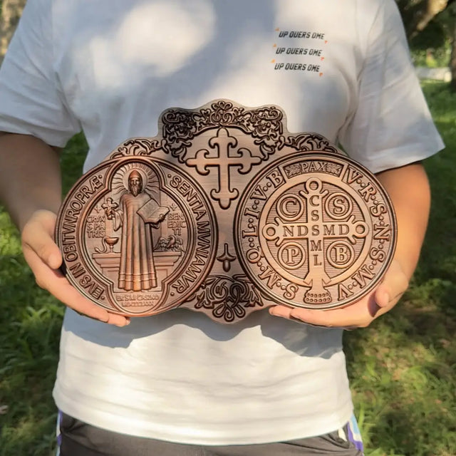 Medalha São Bento em Madeira Maciça com vista aproximada