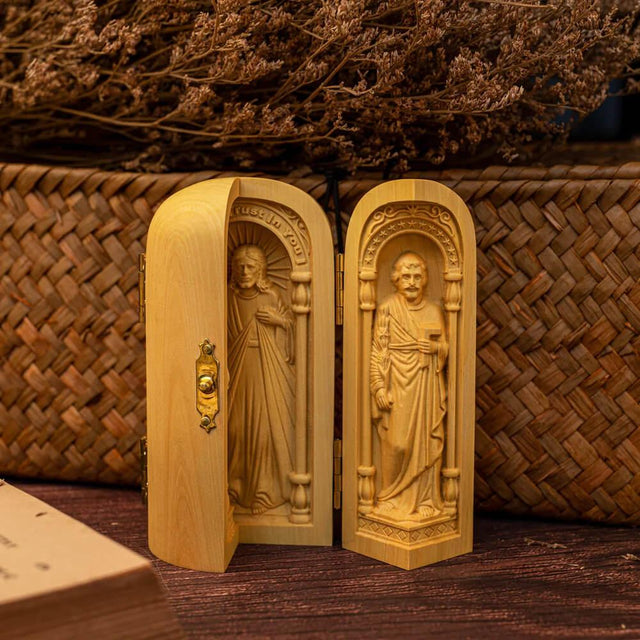 Altar da Sagrada Família em Madeira Maciça com detalhes do relevo