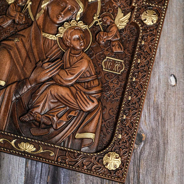 Escultura Nossa Senhora do Perpétuo Socorro em Madeira em apresentação adicional