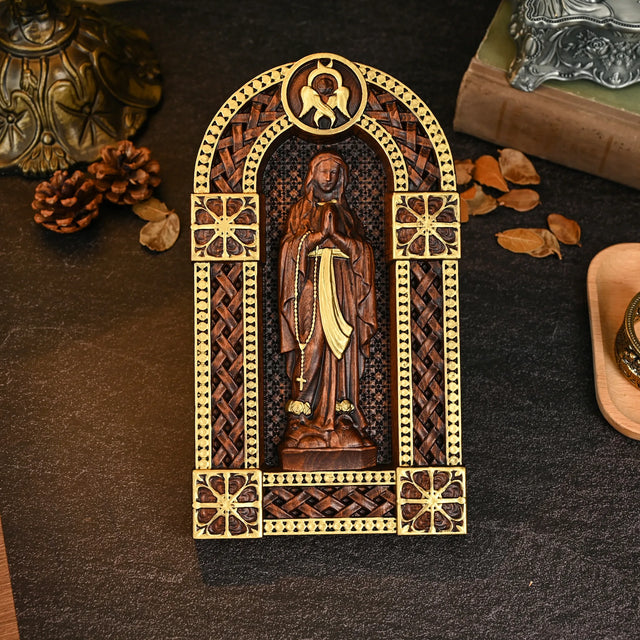 Altar Nossa Senhora em Madeira Maciça em detalhes