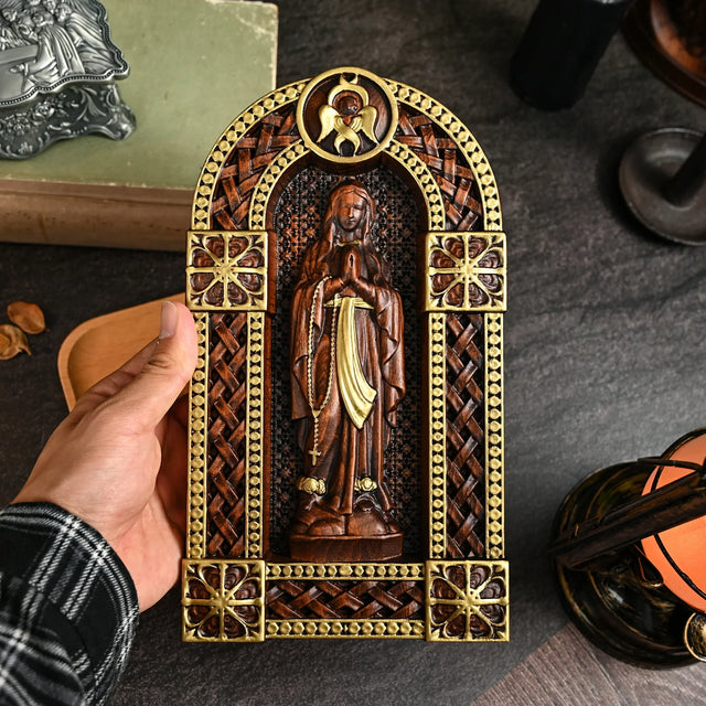 Altar Nossa Senhora em Madeira Maciça com vista aproximada
