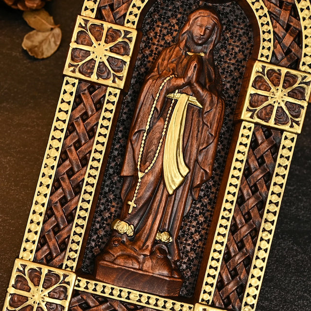 Altar Nossa Senhora em Madeira Maciça com destaque para o acabamento