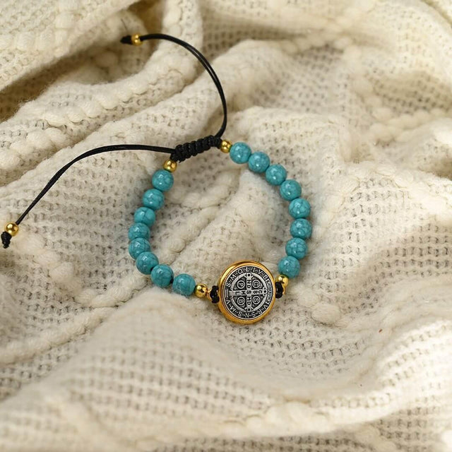 Detalhes do medalhão do Pulseira São Bento com Pedra Turquesa