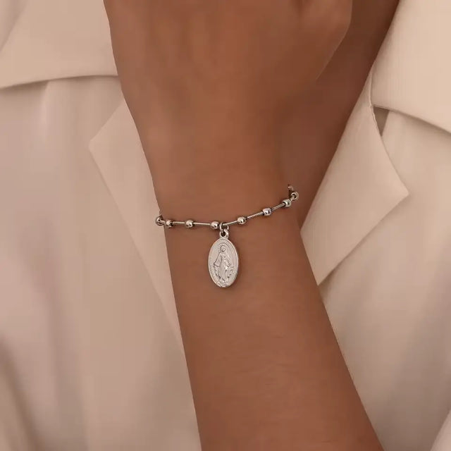 Pulseira Medalha Milagrosa de Nossa Senhora das Graças em vista aproximada