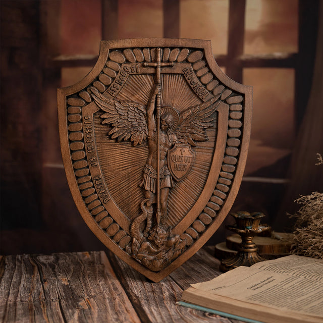 Escudo São Miguel Arcanjo em Madeira Maciça com detalhes da madeira