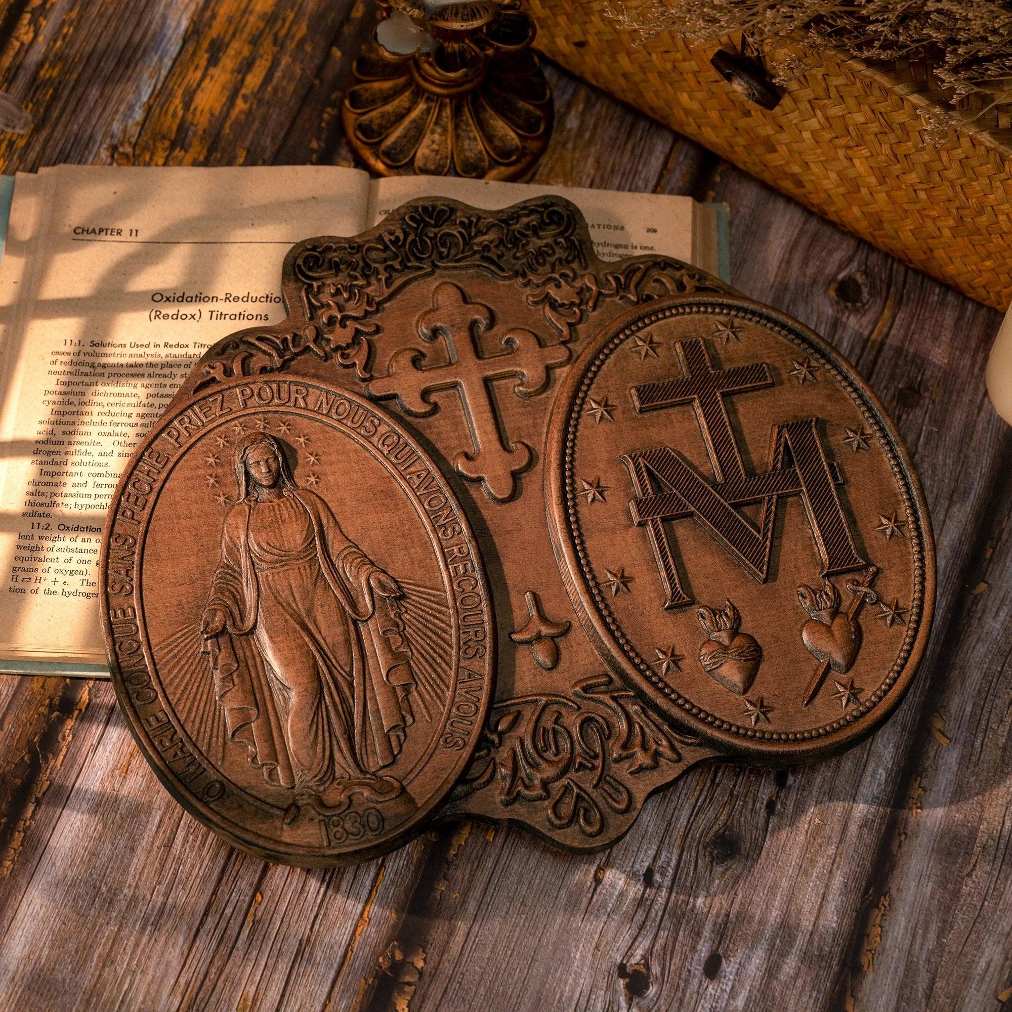Escultura da Medalha Milagrosa de Nossa Senhora das Graças