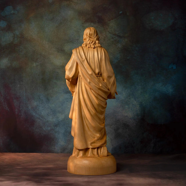 Escultura Sagrado Coração de Jesus em Madeira Maciça em detalhes