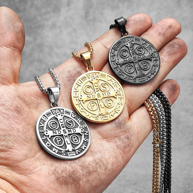 Detalhes religiosos do Colar Medalha São Bento em Aço Inoxidável 316L