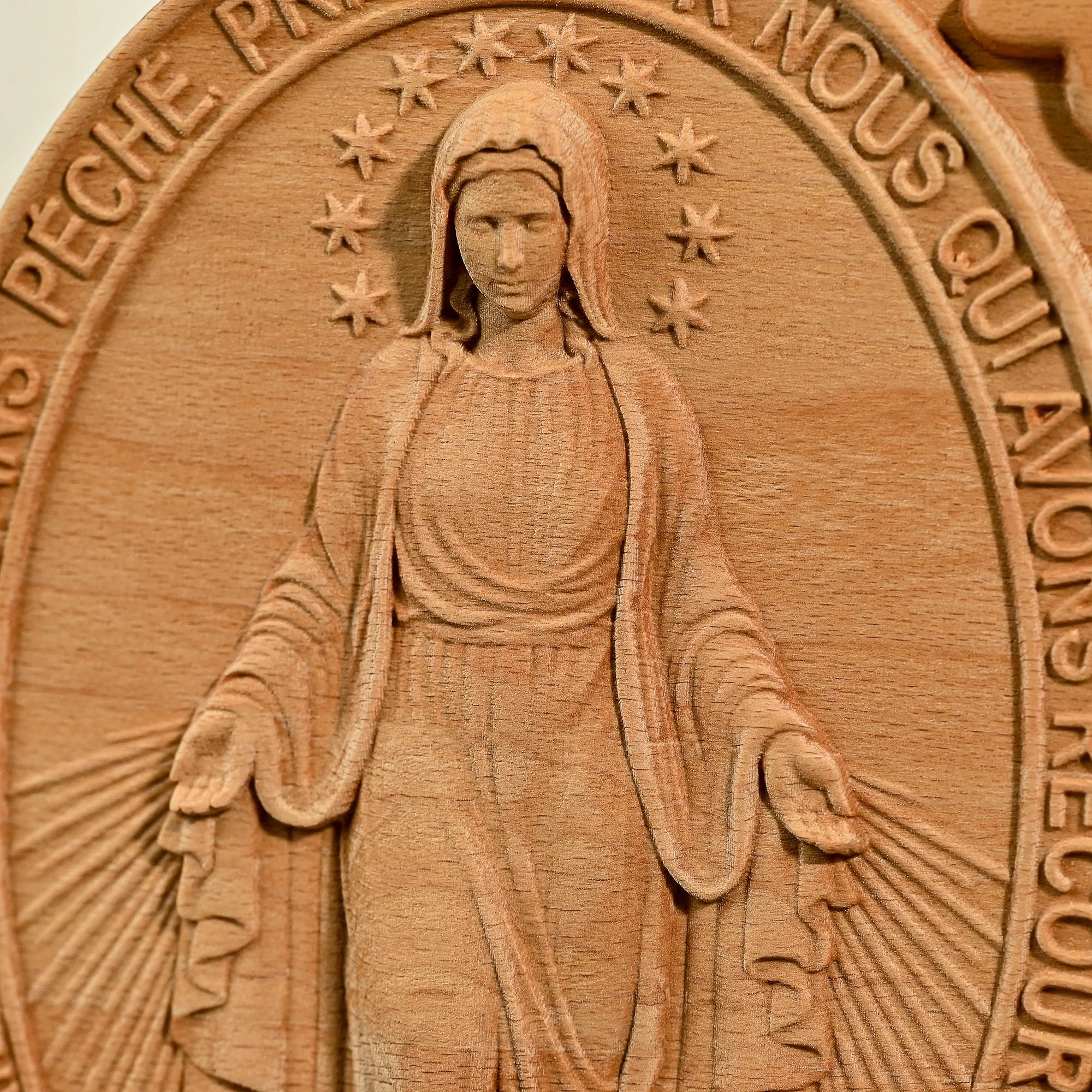 Quadro Medalha Milagrosa em Madeira Maciça com detalhes do relevo