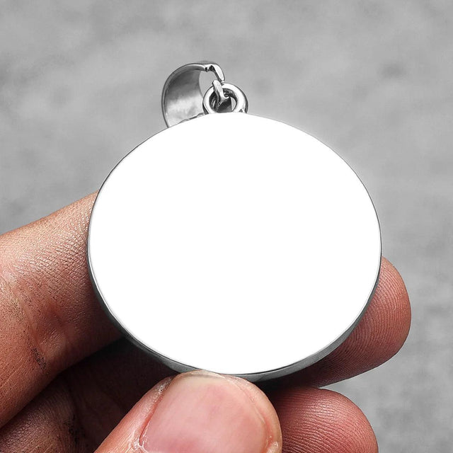 Colar Medalha São Bento em Aço Inoxidável 316L em vista aproximada