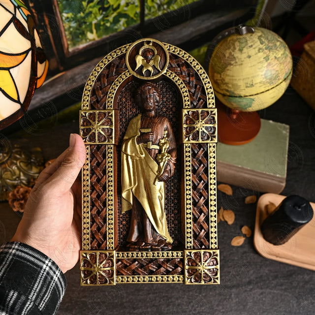 Escultura São José em Madeira com Acabamento Dourado com destaque para o acabamento