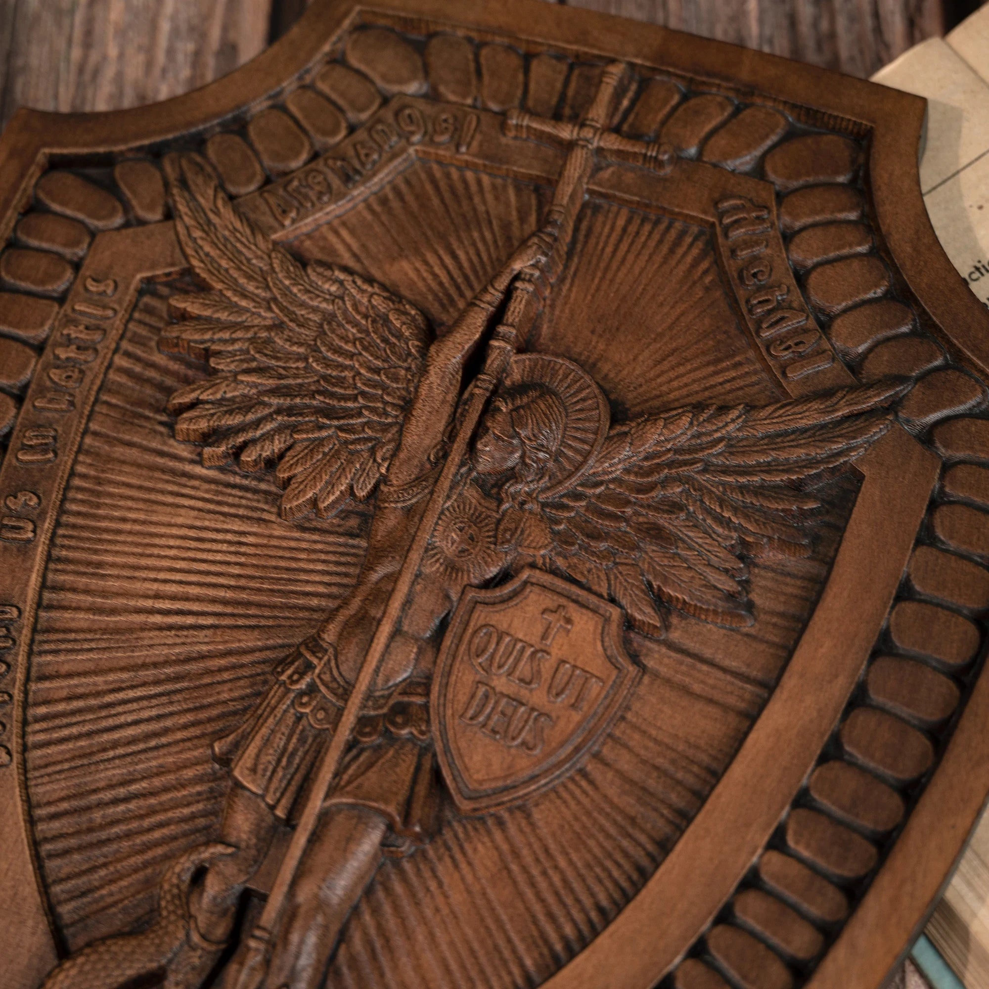 Escudo São Miguel Arcanjo em Madeira Maciça em detalhes