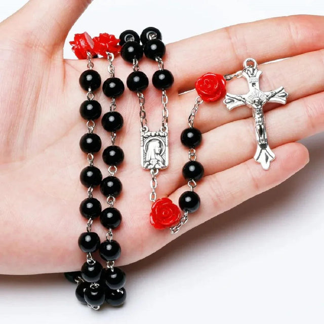 Detalhes religiosos do Terço de Nossa Senhora com Contas de Vidro em Rosas