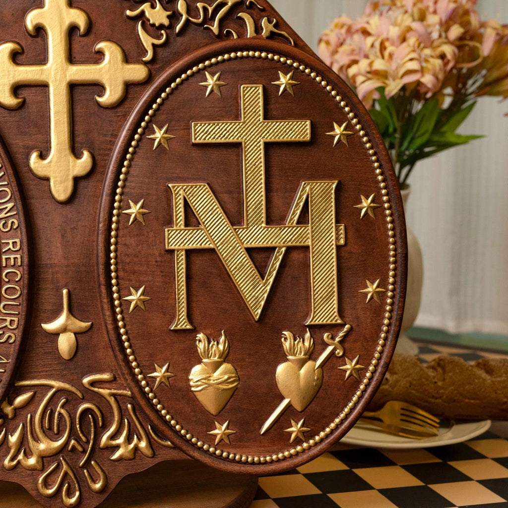 Escultura da Medalha Milagrosa de Nossa Senhora das Graças