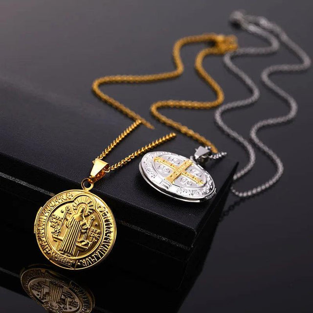 Detalhes do medalhão do Colar São Bento com Medalha Reversível