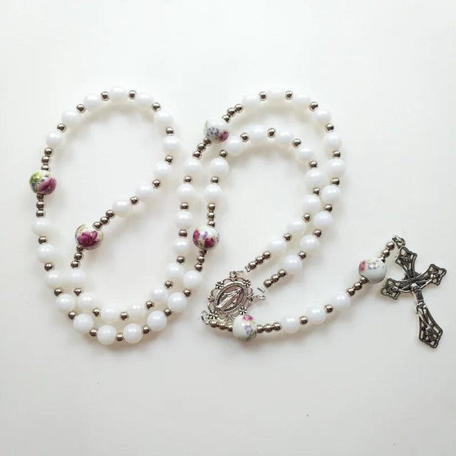 Acabamento do Terço de Nossa Senhora com Contas Brancas e Crucifixo