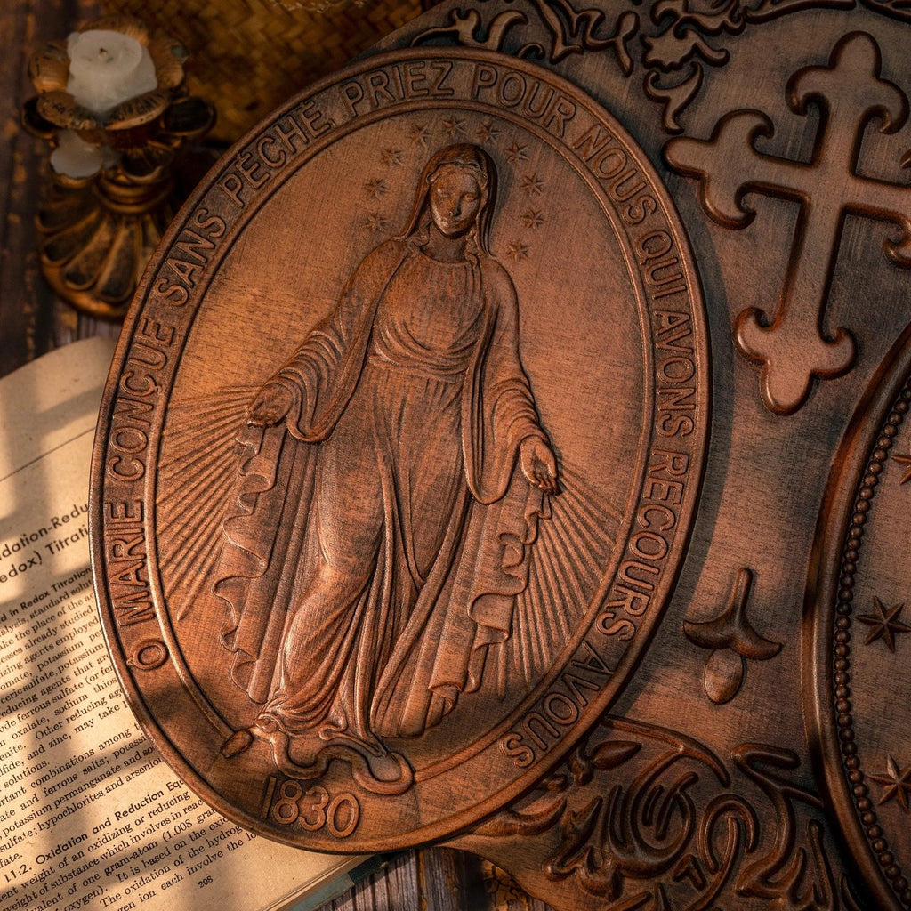 Escultura da Medalha Milagrosa de Nossa Senhora das Graças