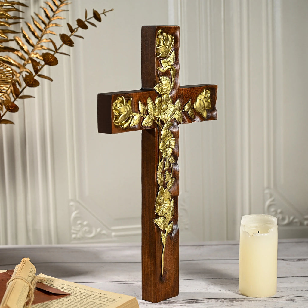 Cruz de Parede com Rosas Douradas em Madeira Maciça em detalhes