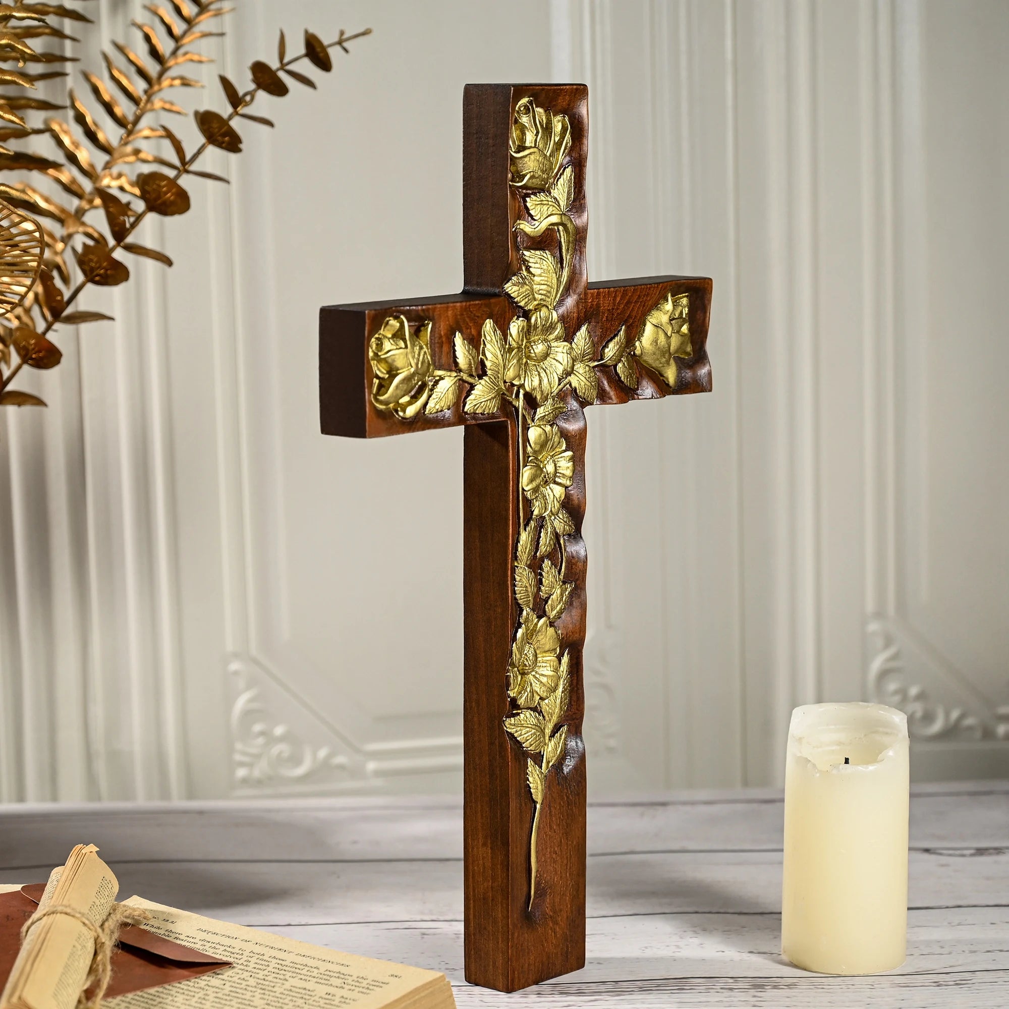 Cruz de Parede com Rosas Douradas em Madeira Maciça em detalhes
