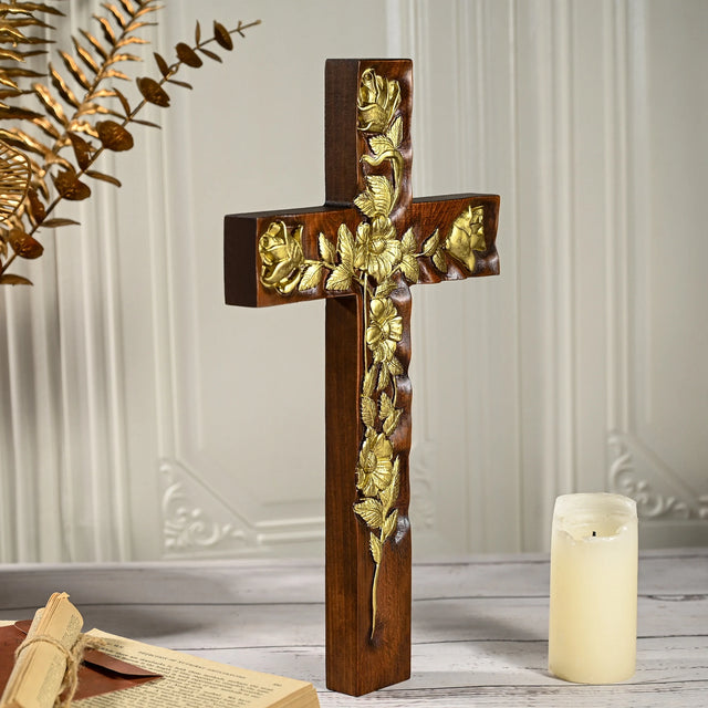 Cruz de Parede com Rosas Douradas em Madeira Maciça em detalhes