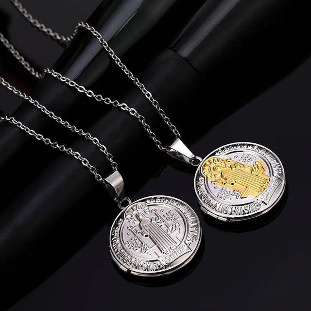 Colar São Bento com Medalha Reversível em vista aproximada