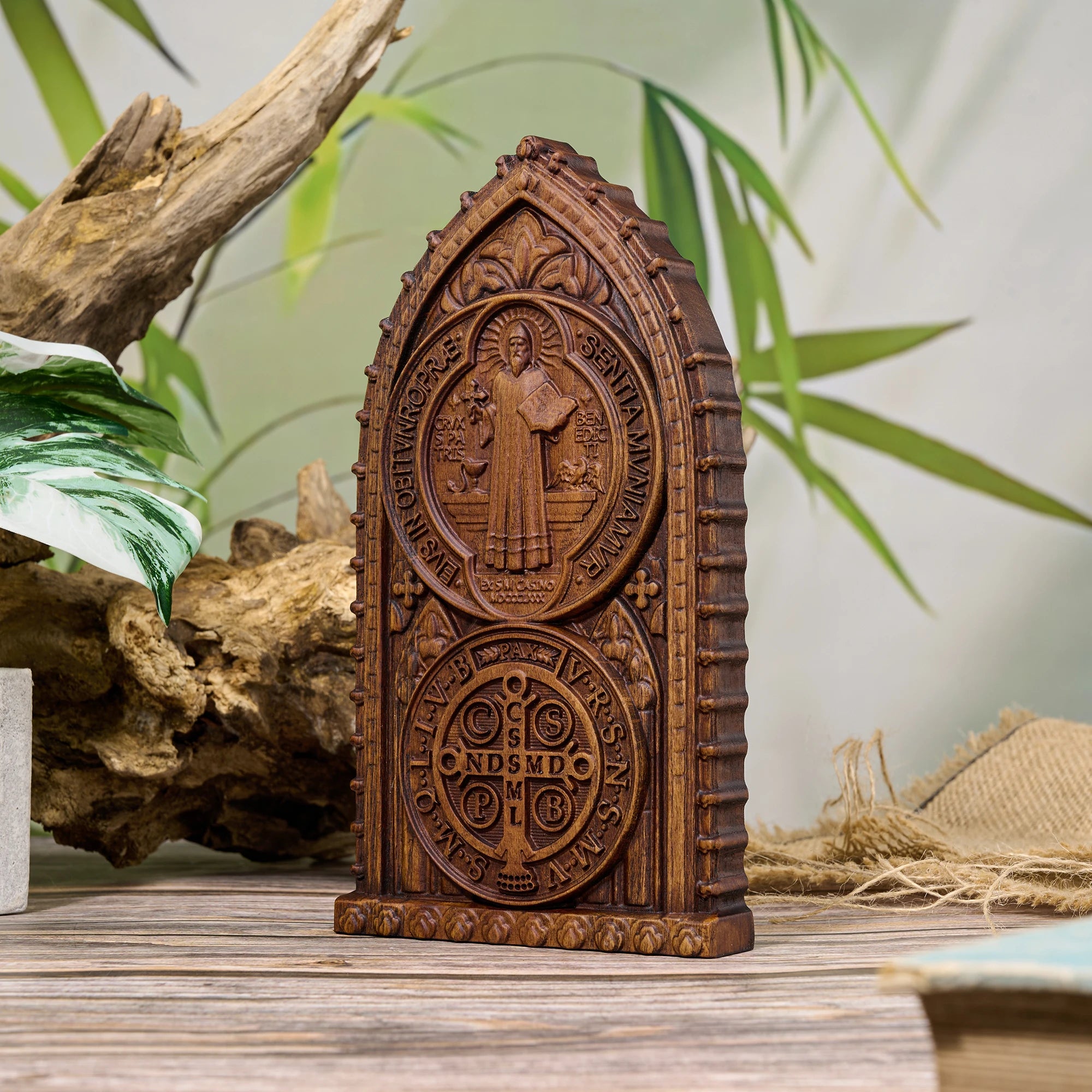 Arte sacra com Medalha de São Bento