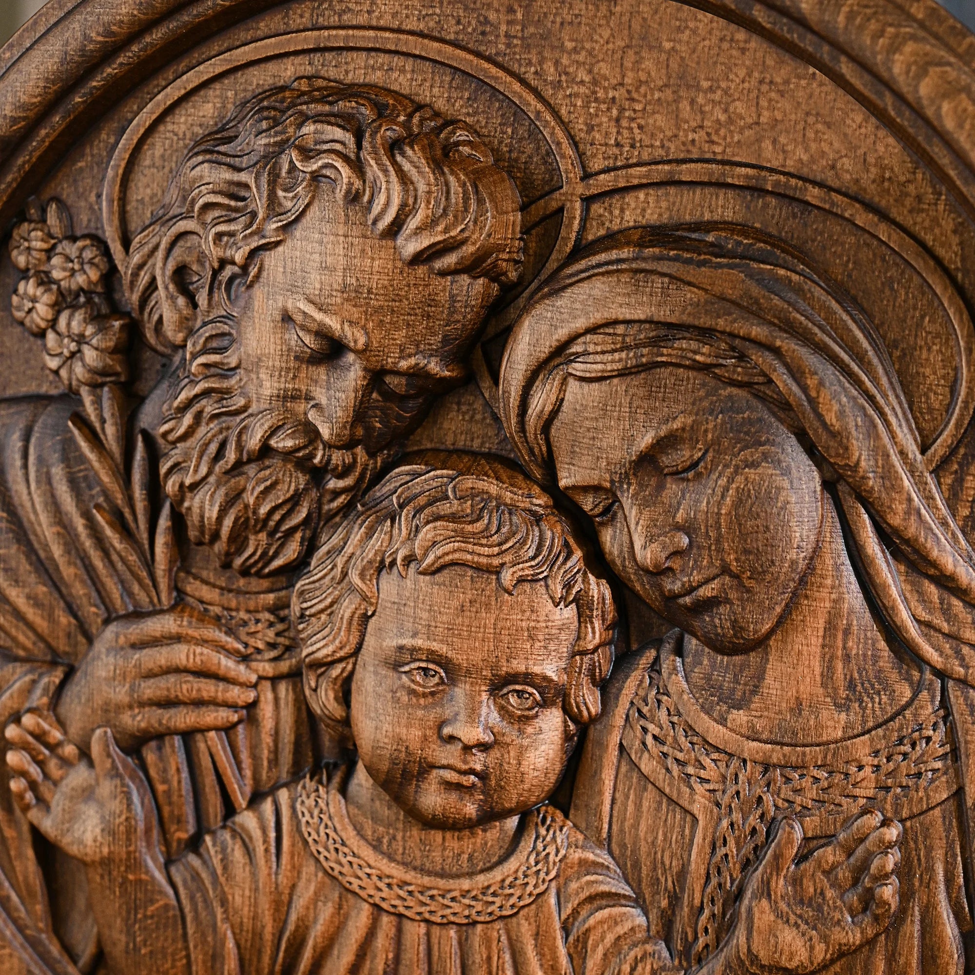 Quadro Sagrada Família em Madeira Maciça com destaque para o acabamento