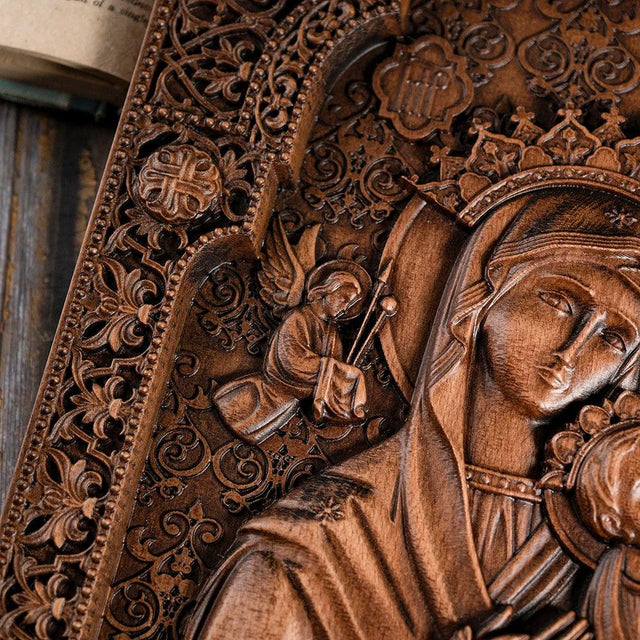 Escultura Nossa Senhora do Perpétuo Socorro em Madeira com detalhes do relevo