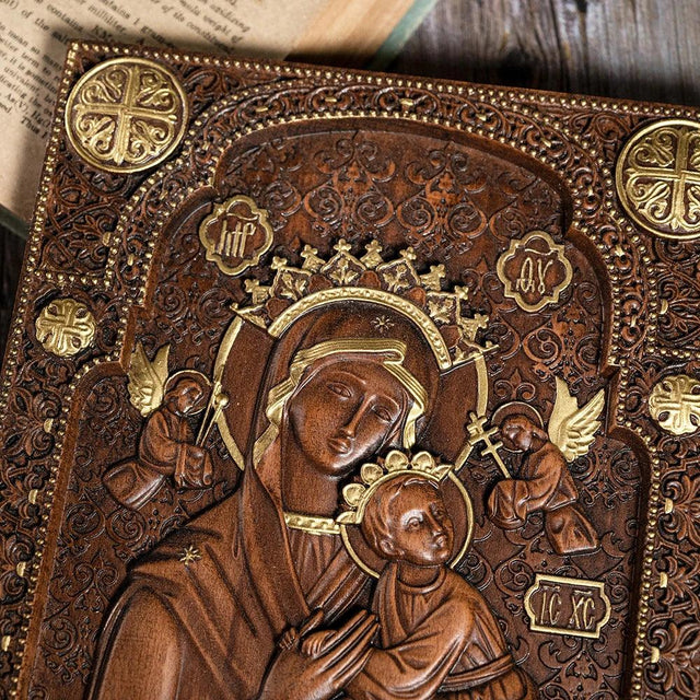 Escultura Nossa Senhora do Perpétuo Socorro em Madeira com destaque para o acabamento