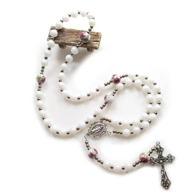 Terço de Nossa Senhora com Contas Brancas e Crucifixo em vista completa