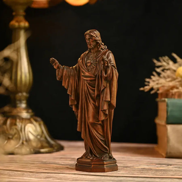 Escultura Sagrado Coração de Jesus Mãos Abertas em Madeira com detalhes do relevo