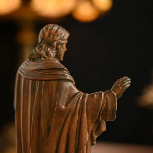 Escultura Sagrado Coração de Jesus Mãos Abertas em Madeira em imagem complementar