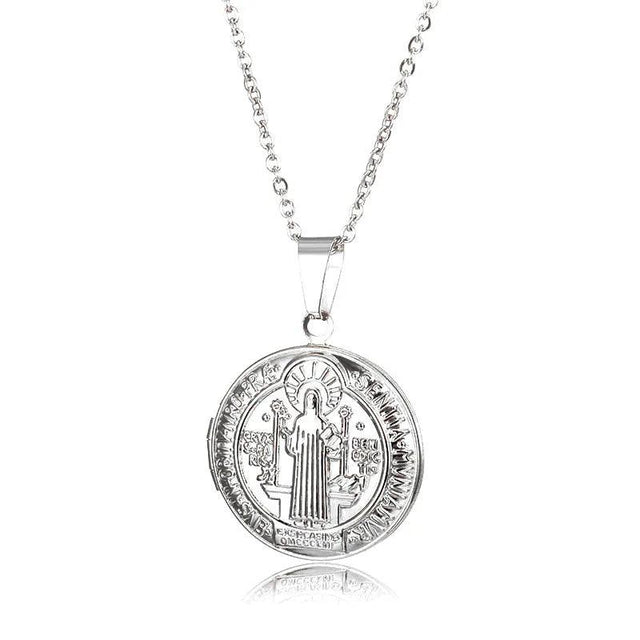 Detalhes religiosos do Colar São Bento com Medalha Reversível