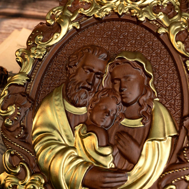 Escultura Sagrada Família em Madeira Pintada à Mão com destaque para o acabamento