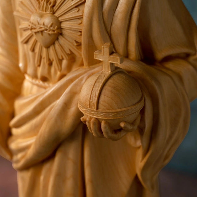 Escultura Sagrado Coração de Jesus em Madeira Maciça com detalhes do relevo