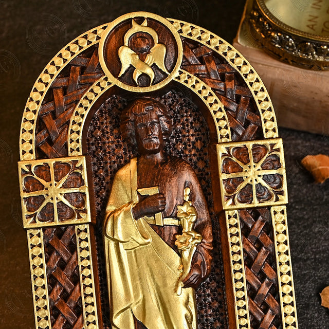 Escultura São José em Madeira com Acabamento Dourado com vista aproximada