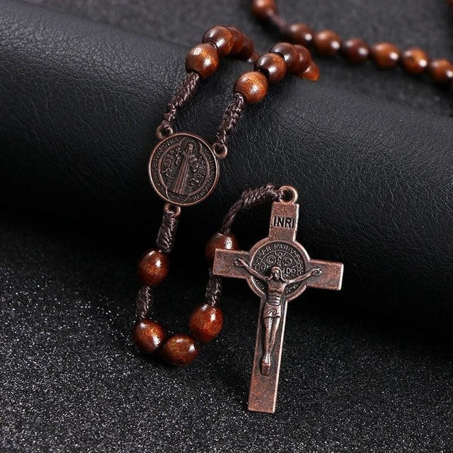 Medalha e crucifixo do Terço de São Bento com Medalha em Madeira Marrom
