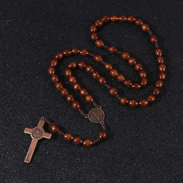 Detalhes religiosos do Terço de São Bento com Medalha em Madeira Marrom