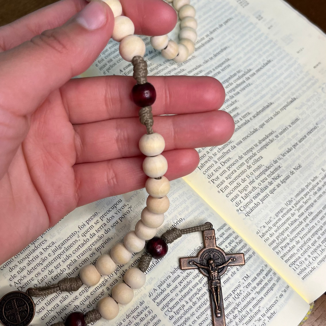 Medalha e crucifixo do Terço da Luz do Sangue de Cristo
